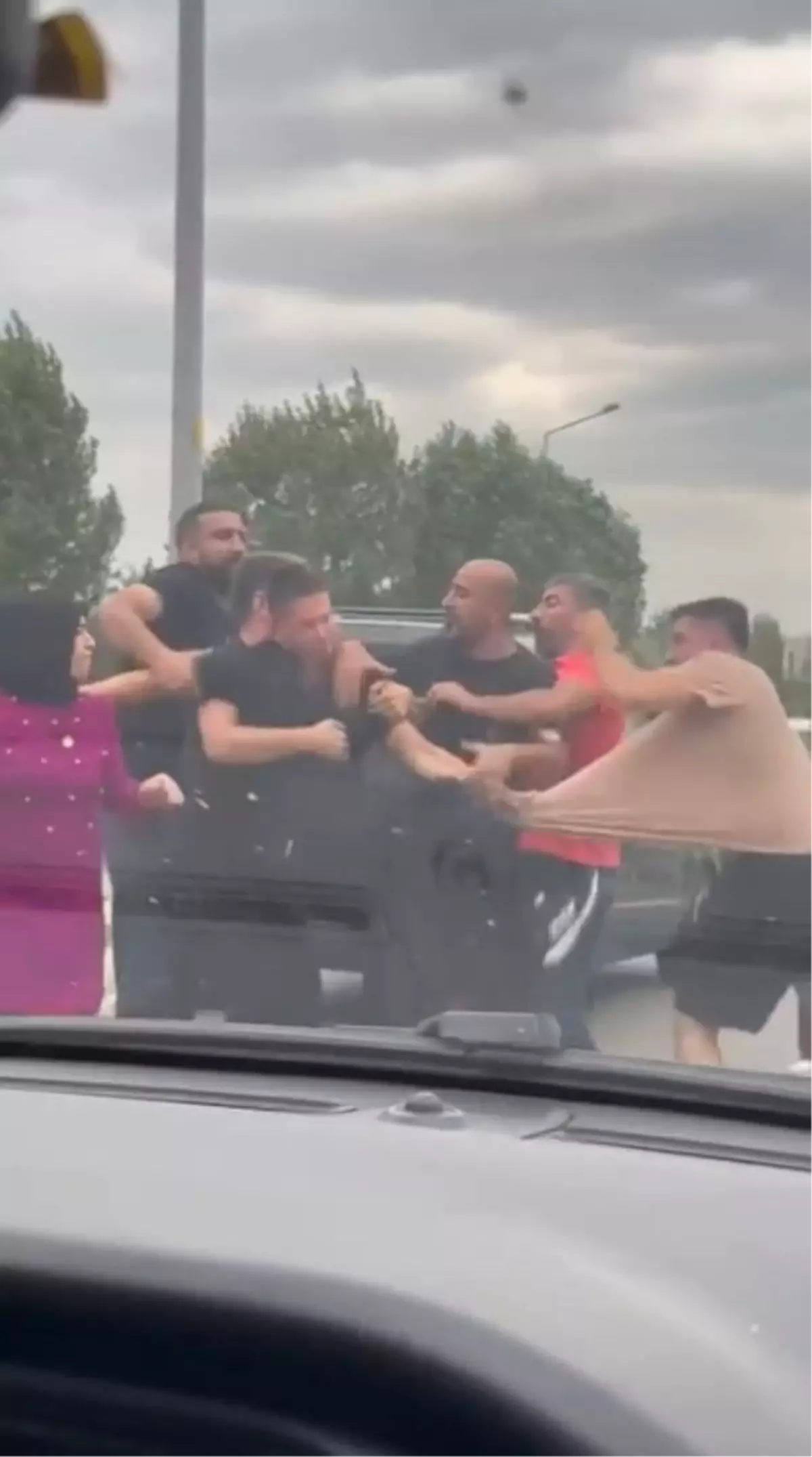 Bursa\'da Trafik Kavgası: Tekme ve Yumruklar Havada