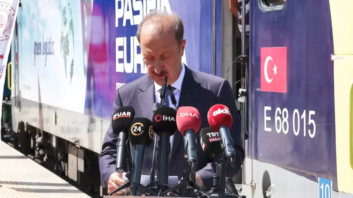 Türkiye-Çin-Avrupa Demiryolu Hattı\'nda yola çıkan iki yük treni İstanbul\'a ulaştı