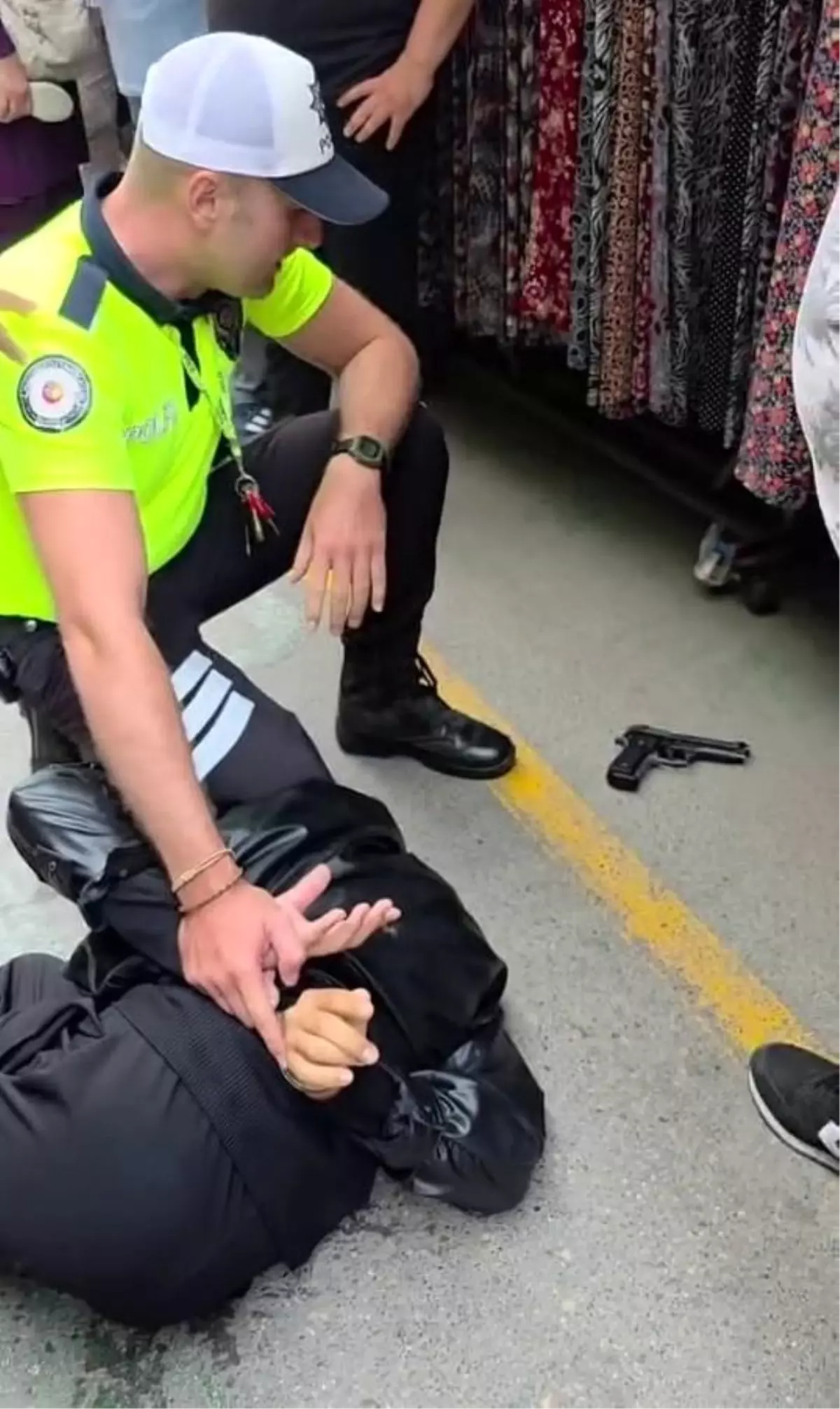 Sakarya\'da Motosikletli Şahıs Kaçtı, Kurusıkı Tabanca Bulundu