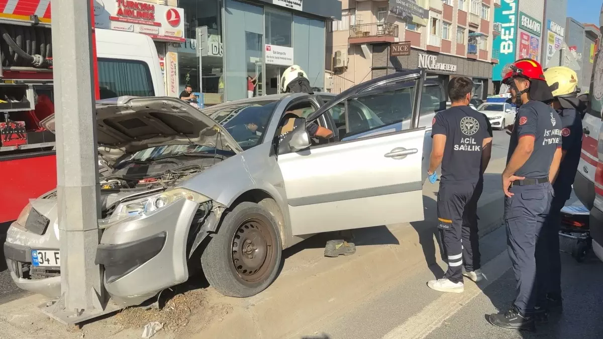 Avcılar\'da Otomobil Kazası: Sürücü Yaralı