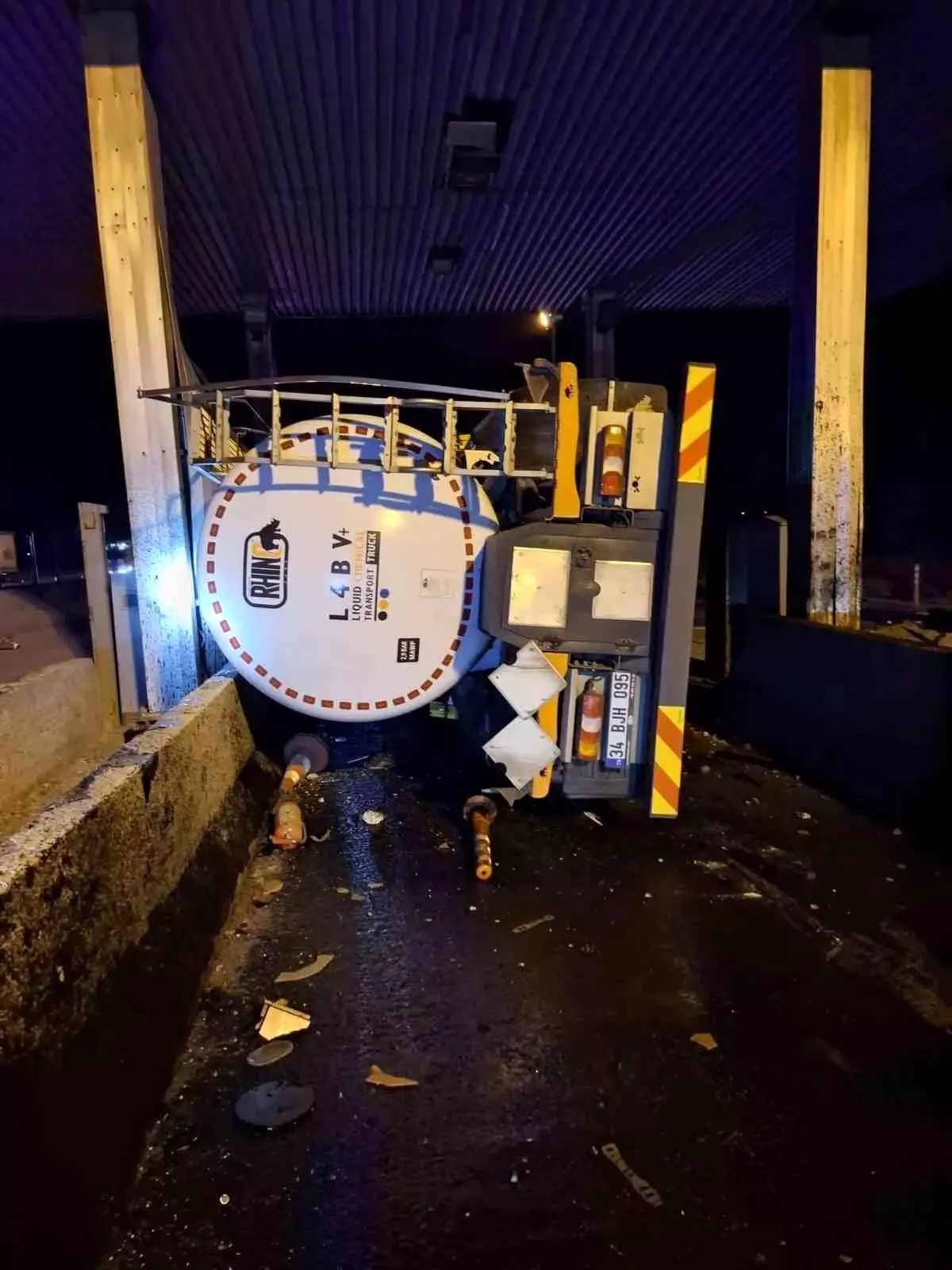 Bolu\'da Tanker Devrildi: Sürücü Yaralandı