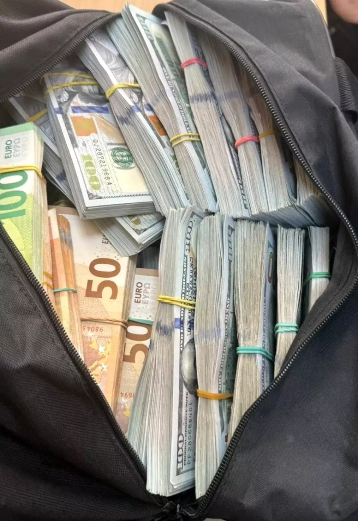 Çanta dolusu Euro, dolar ve altınla sınırda yakalandı