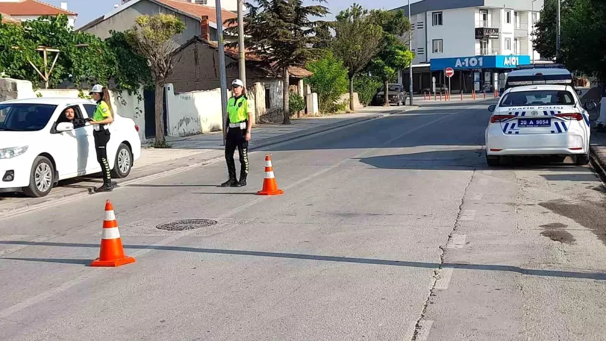 Çivril\'de Kadın Trafik Polislerine Büyük Destek