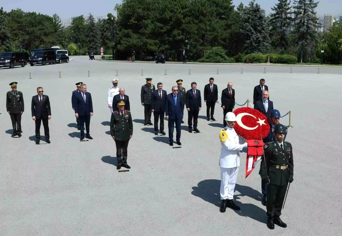 Cumhurbaşkanı Erdoğan başkanlığındaki YAŞ üyeleri Anıtkabir\'i ziyaret etti