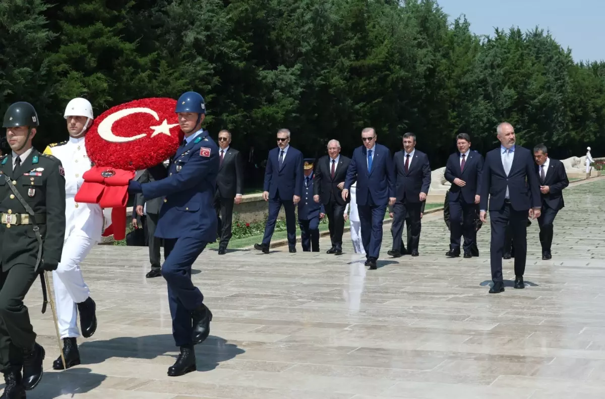 Cumhurbaşkanı Erdoğan, YAŞ üyeleriyle Anıtkabir\'i ziyaret etti