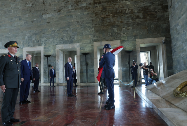 Cumhurbaşkanı Erdoğan, YAŞ üyeleriyle Anıtkabir'i ziyaret etti