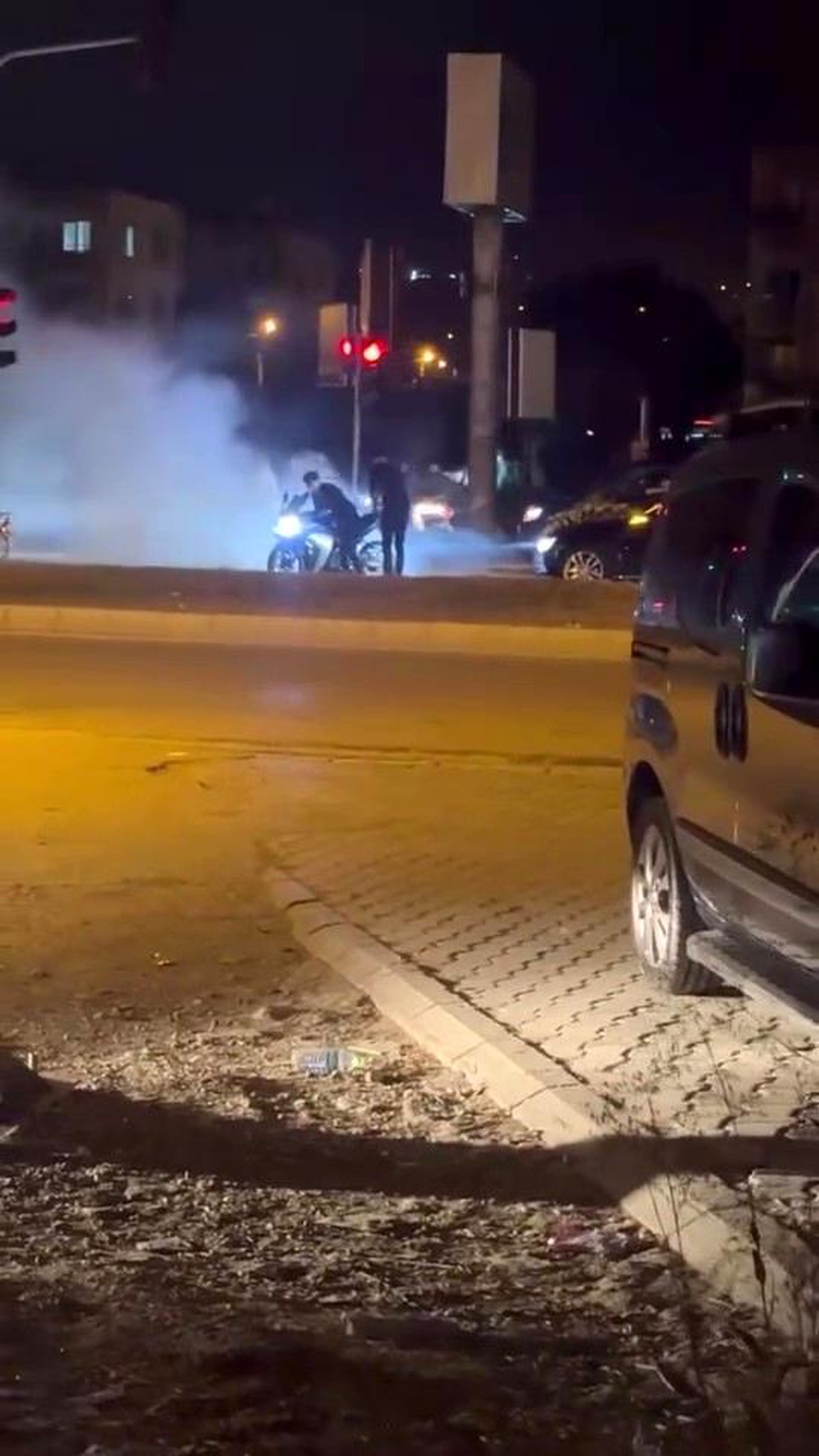 Düğün Konvoyunda Lastik Yakan Motosikletli Şok Etti