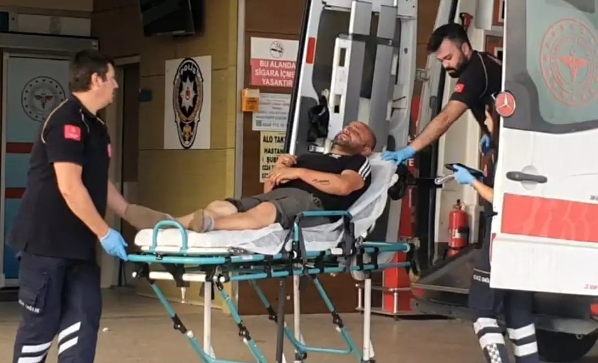 İnegöl\'de Kum Yüklü Tır Devrildi