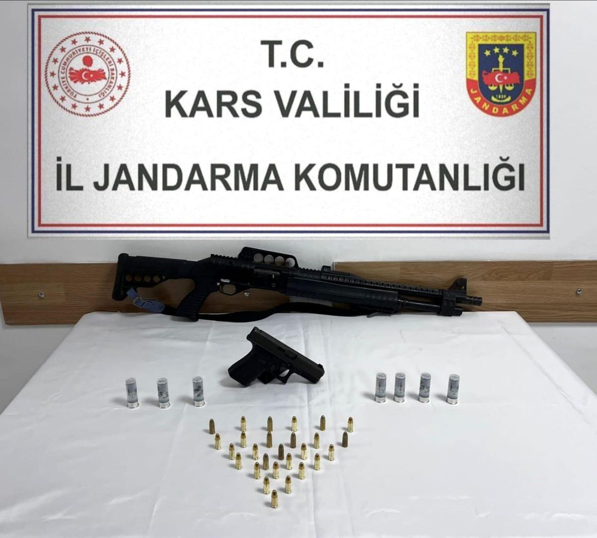 Kars\'ta Silah Operasyonu: İki Gözaltı