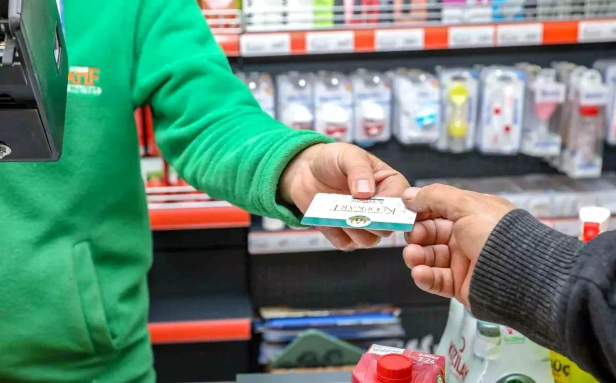 Van Büyükşehir Belediyesi, Dar Gelirli Ailelere Sosyal Kart Dağıttı