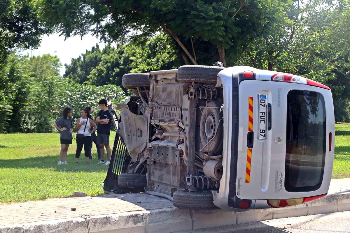 Antalya\'da Hafif Ticari Araç Kaza Yaptı