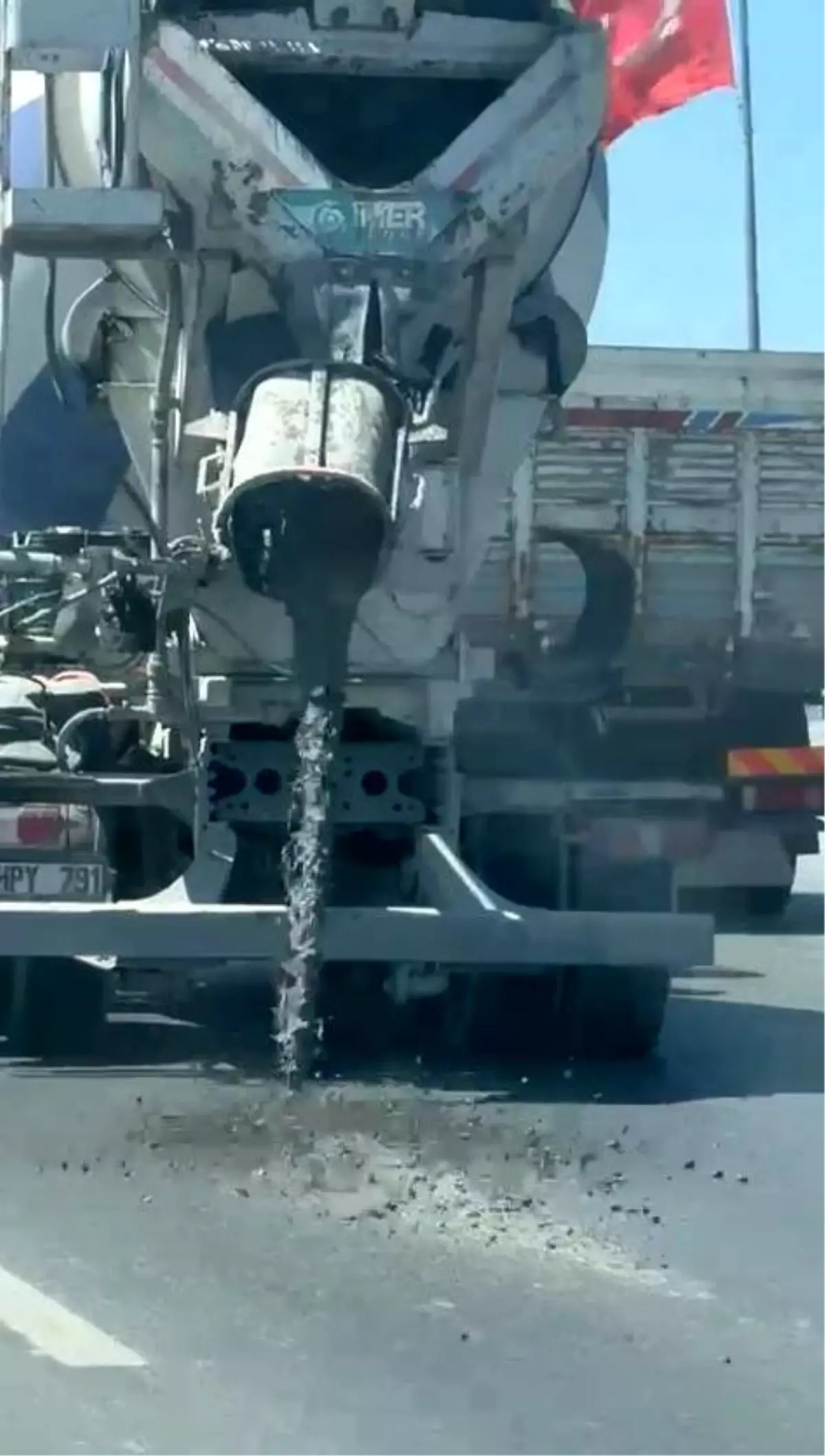 İstanbul\'da Beton Mikseri Yolda Beton Döktü, 25 Bin TL Ceza Kesildi