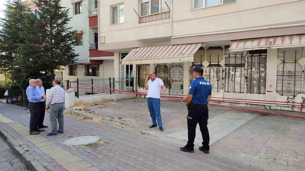Sincan\'da Bina Kolonlarından Çökme Sesi, Vatandaşlar Tahliye Edildi