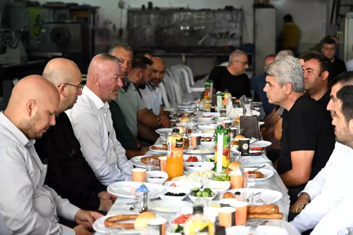 Karacabey Belediye Başkanı Esnaflarla Kahvaltıda Buluştu