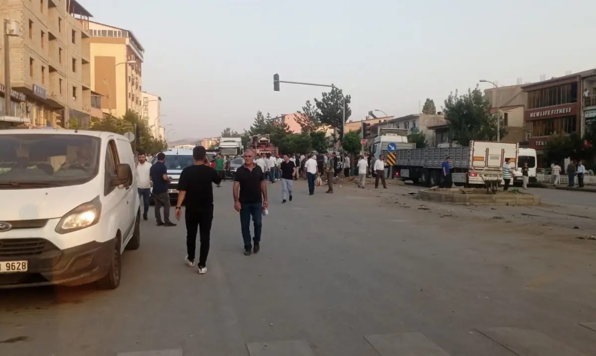 Güroymak\'ta Freni Boşalan TIR 10 Araca Çarptı