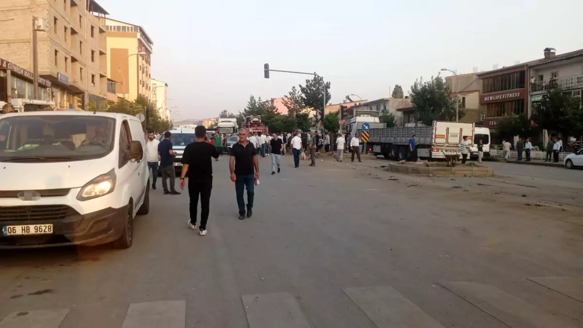 Bitlis\'te Freni Boşalan Tır 8 Araca Çarptı