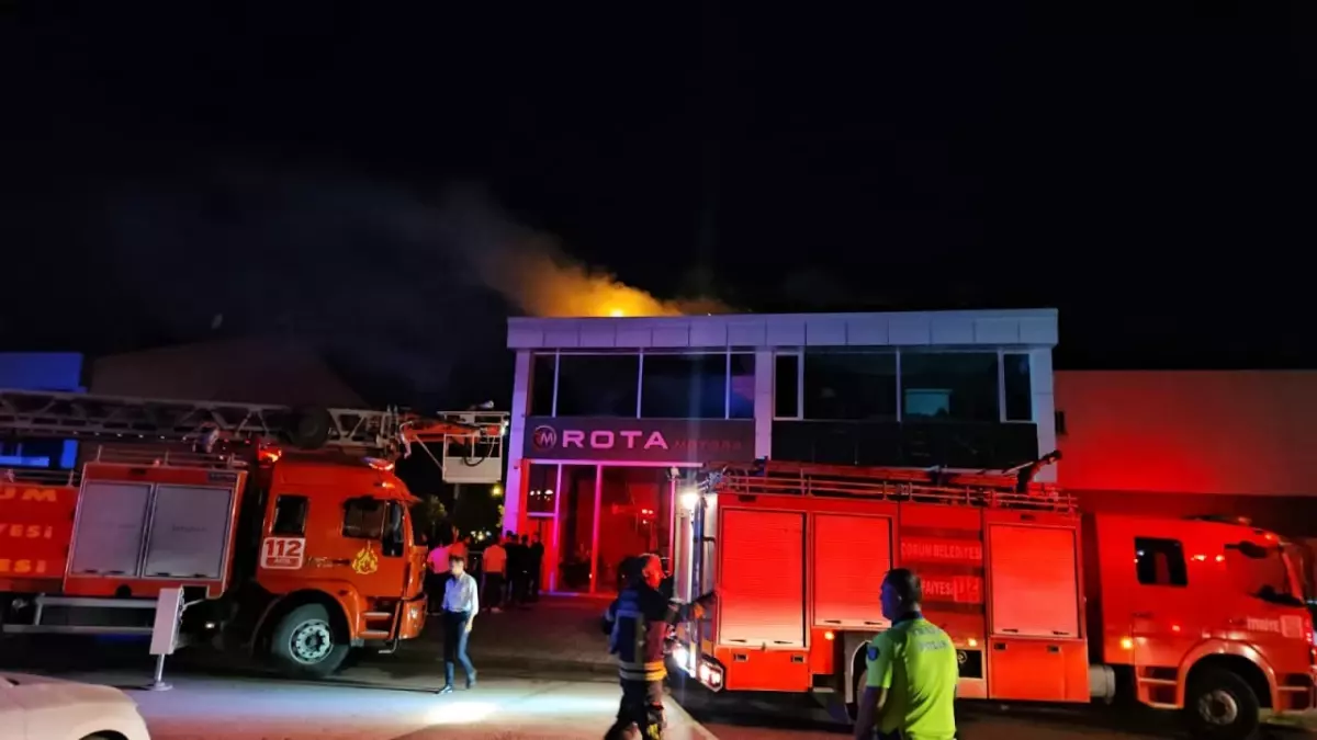 Çorum\'da Oto Galeride Çatı Yangını