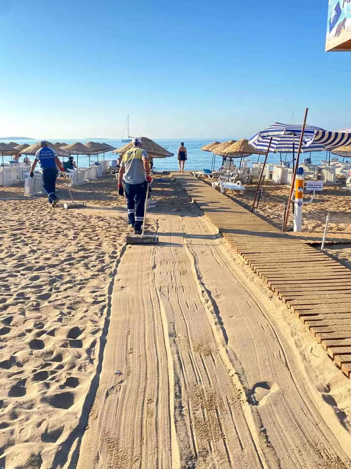 Didim\'de Sahil Temizlik Çalışmaları Sürüyor