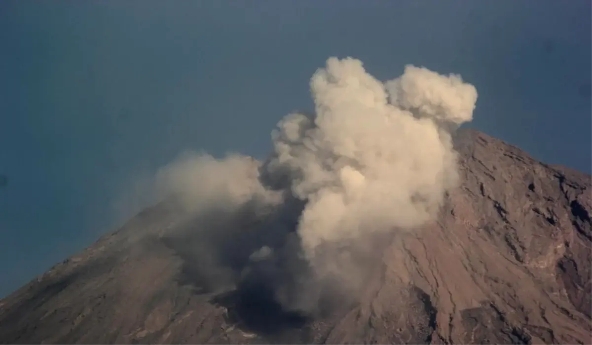 Semeru Yanardağı\'nda İki Patlama