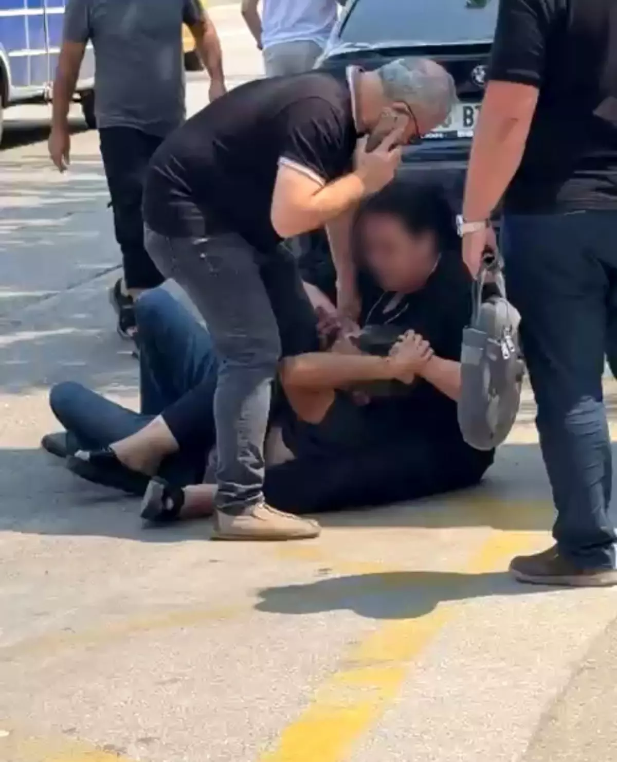 Kızını taciz ettiği iddiasıyla eski kocasına meydan dayağı attı