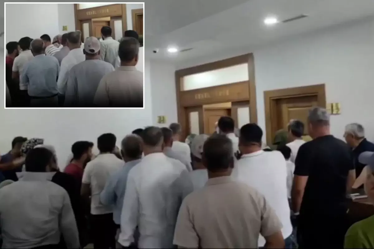 Kahramanmaraş\'ta susuz kalan vatandaşlar bidonlarla belediyeyi bastı