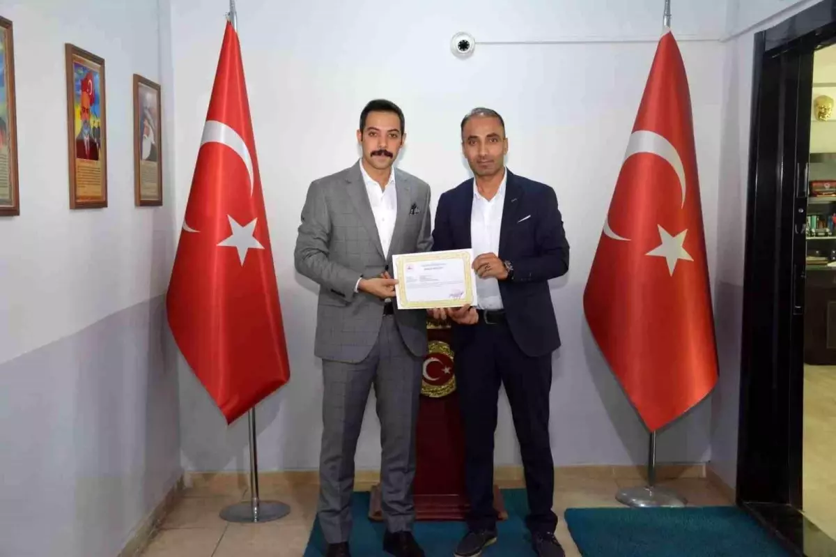 Öğretmenlerden Örnek Davranış: Kediyi Annesine Kavuşturdular