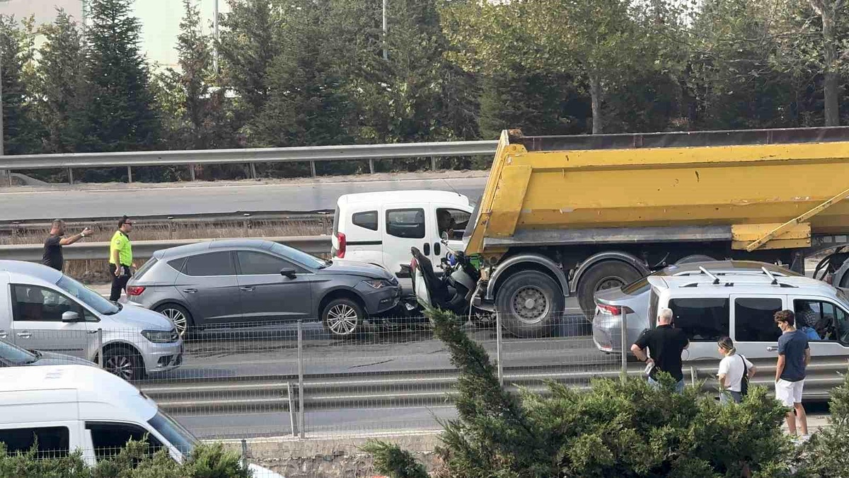 Kocaeli\'deki Motosiklet Kazasında Yaralı Kurtarıldı