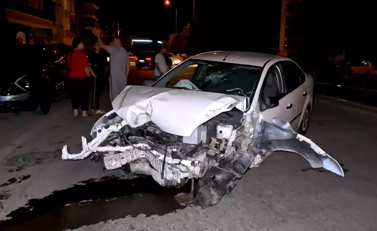 Aksaray\'da Kontrolden Çıkan Otomobil Kazası