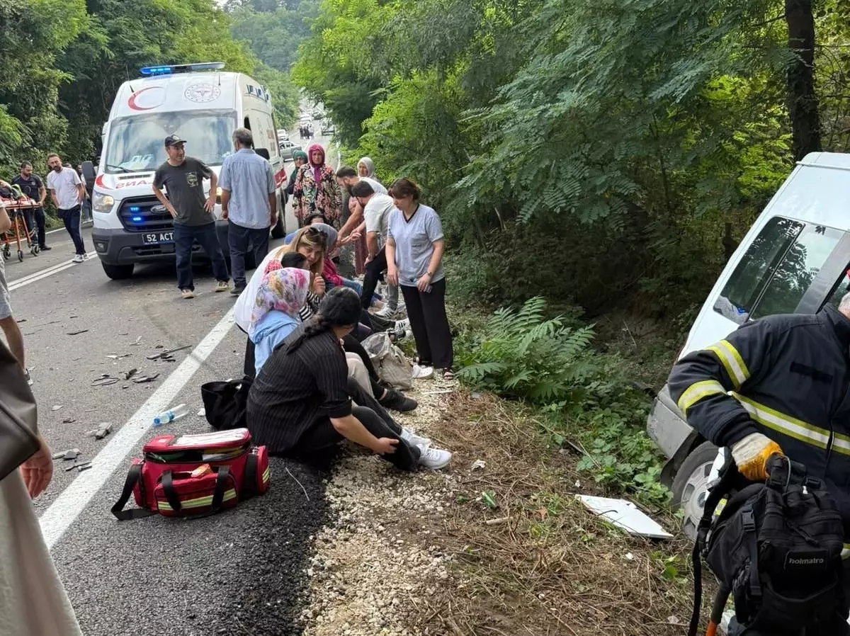 Ünye\'de Servis Minibüsü ile Otomobil Çarpıştı: 15 Yaralı