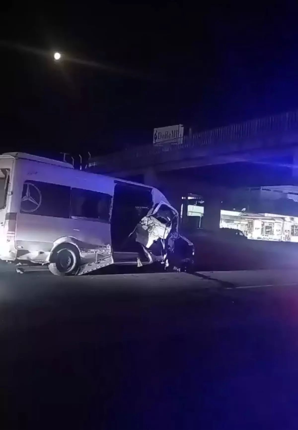 Yalova\'da minibüs ile çöp kamyonu çarpıştı: 3 yaralı