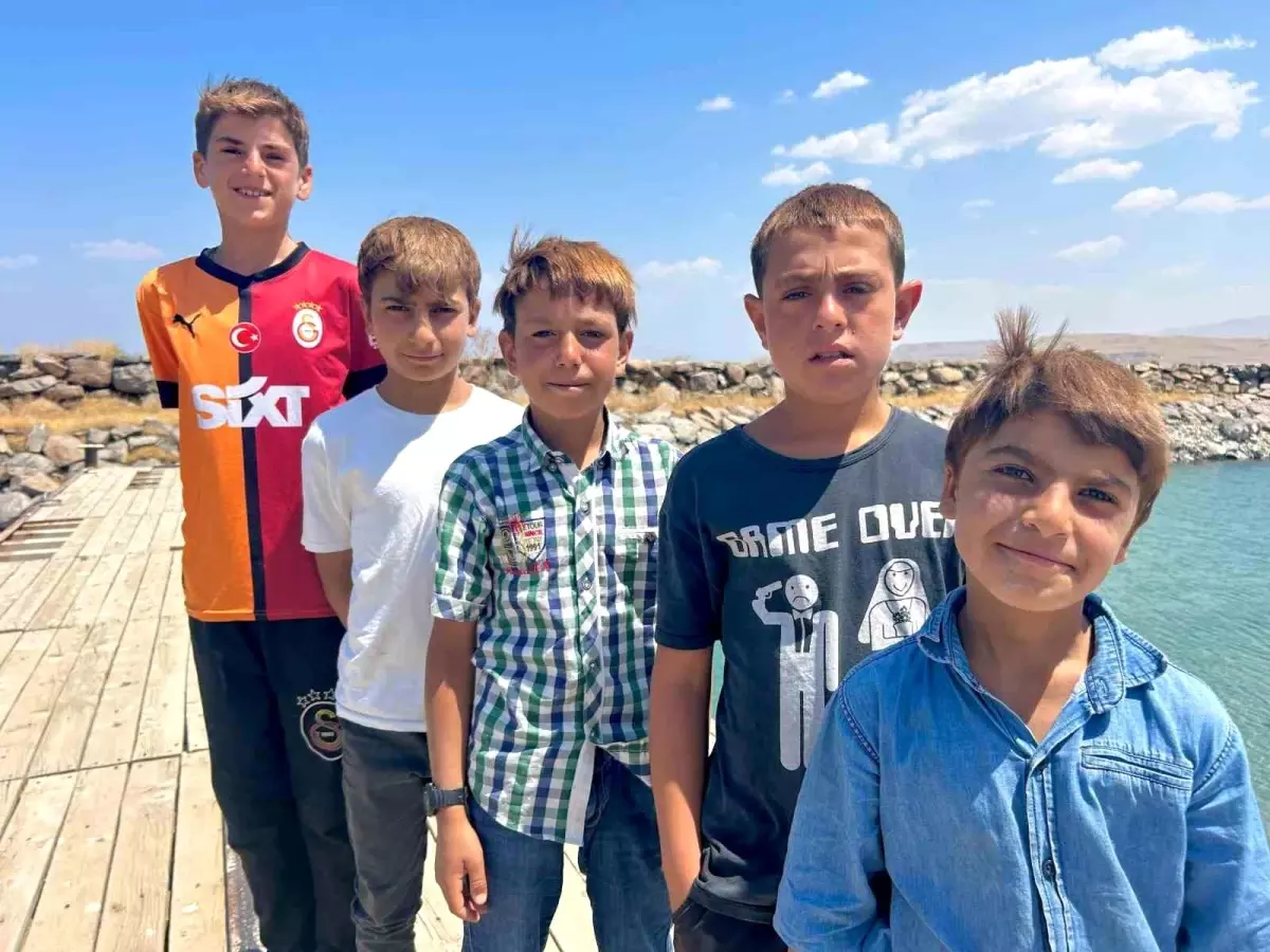 Van Gölü\'nde Saçlar Sarıya Dönüyor