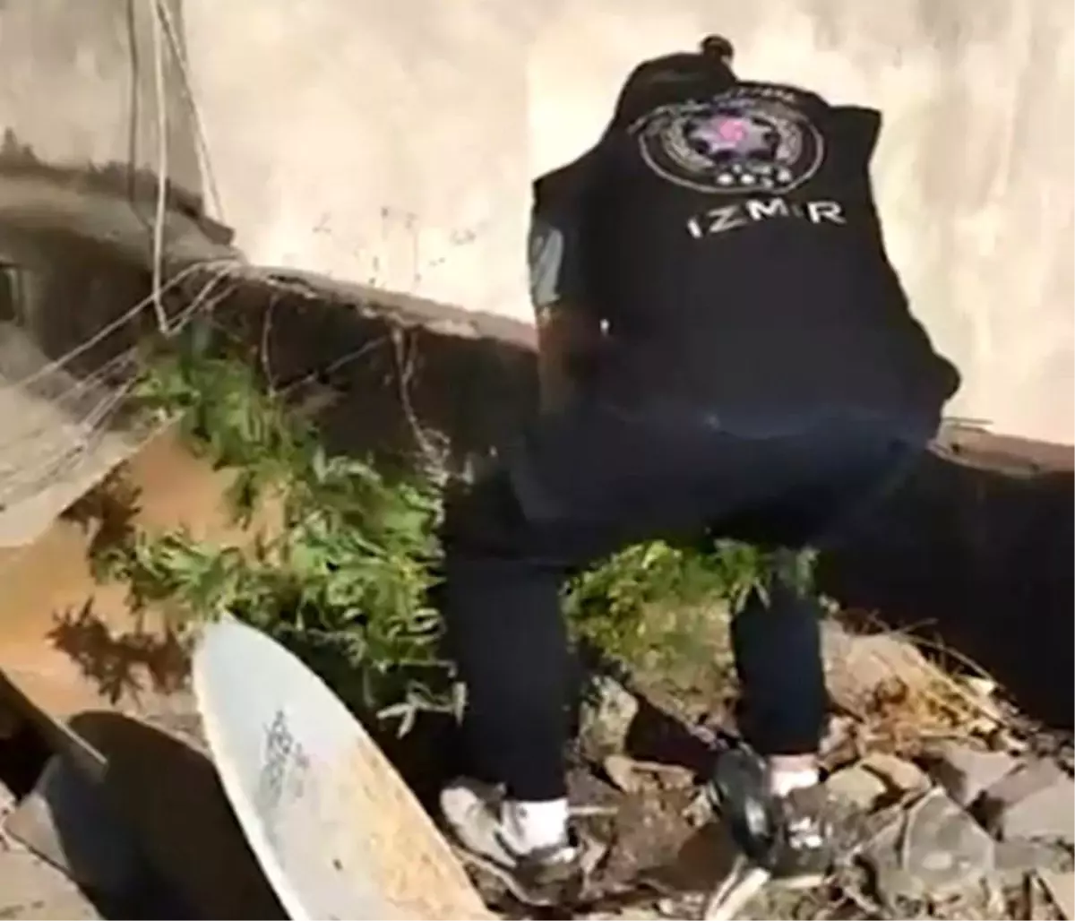 İzmir\'de Uyuşturucu Operasyonu: 3 Şüpheli Gözaltına Alındı