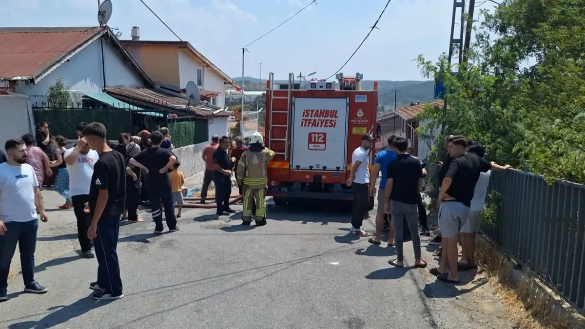 Ümraniye\'de Kömürlüğü Saran Yangın Kontrol Altına Alındı