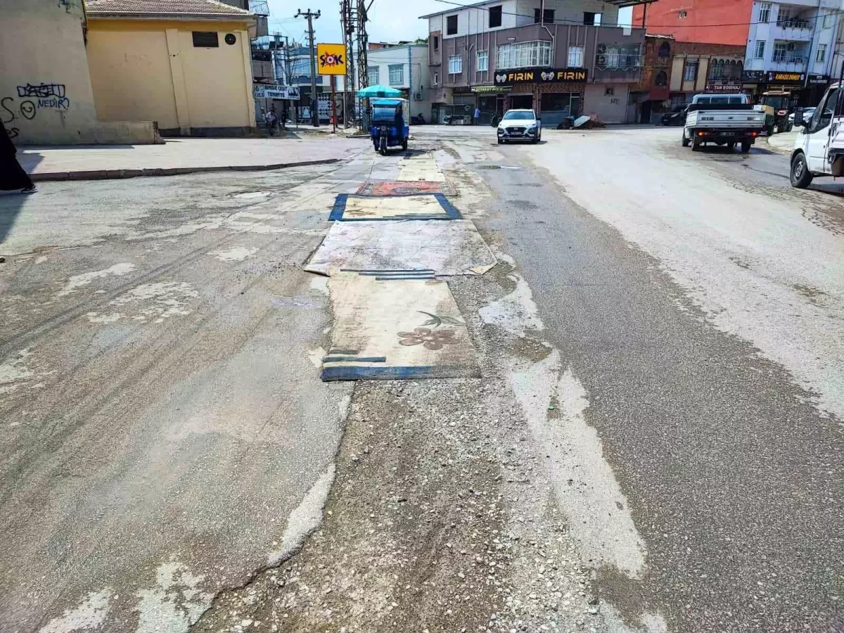 Adana\'da Esnaf Tozdan Kurtulmak İçin Eski Halı Serdi