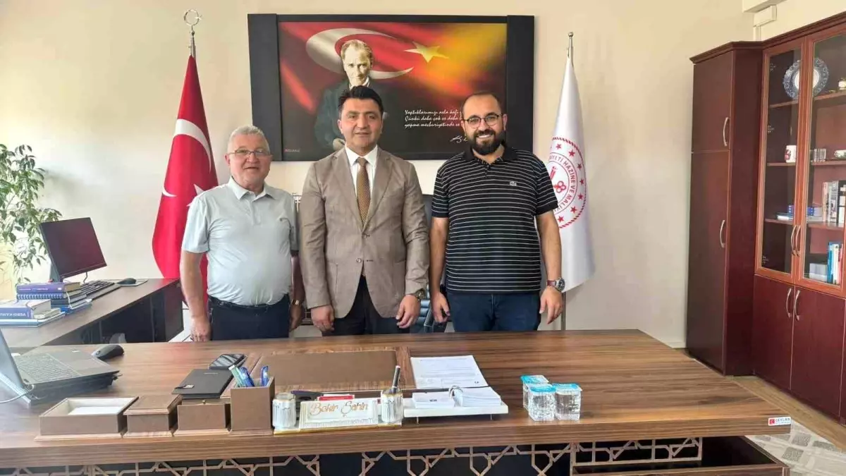 AK Parti Bilecik Merkez İlçe Başkanı Servet Yılmaz, Defterdar Bekir Şahin\'i Ziyaret Etti