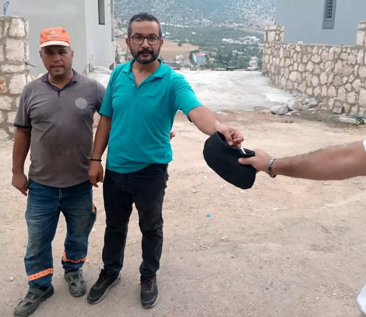 Kozan\'da Temizlik Görevlilerinden Örnek Davranış: Buldukları Cüzdanı Sahibine Teslim Etti