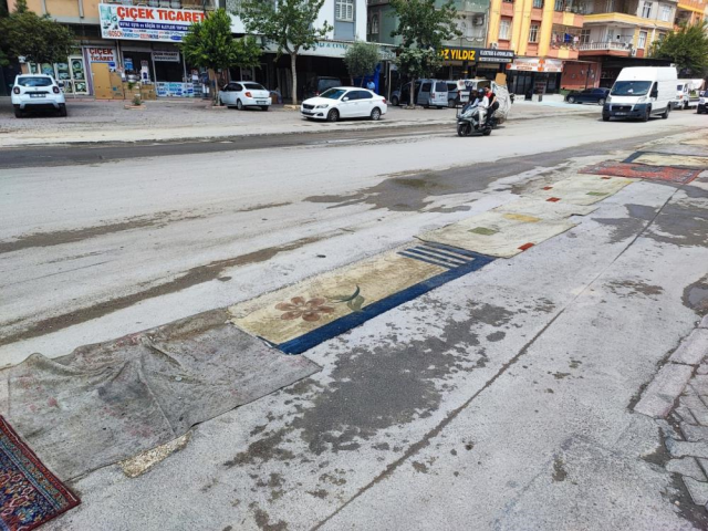 Belediyenin yapmadığı yola esnaftan ilginç çözüm