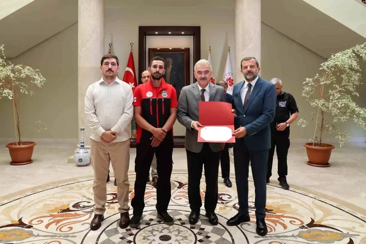 Bursa Valisi Ayyılddız\'dan yangın kahramanlarına teşekkür