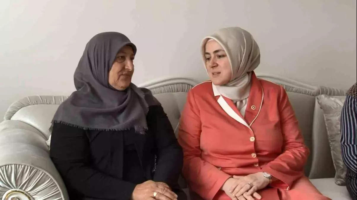 Cumhurbaşkanı Erdoğan\'ın mektubu, Kars\'ta şehit annesine teslim edildi