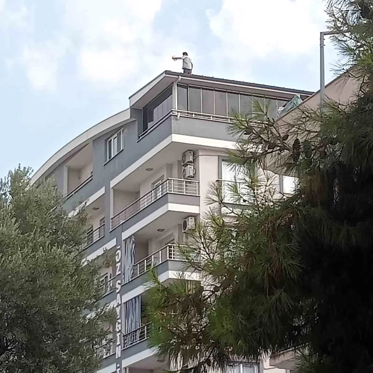 Didim\'de Çatıya Çıkan Şahıs İkna Edilerek İndirildi