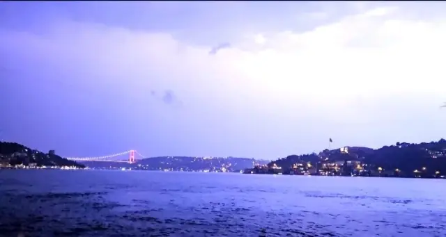İstanbul'da şimşekler geceyi aydınlattı