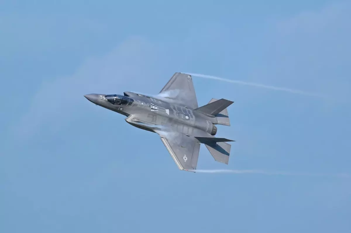 Japonya\'da savaş uçağı okyanusa düştü, pilot kendini fırlatarak kurtuldu