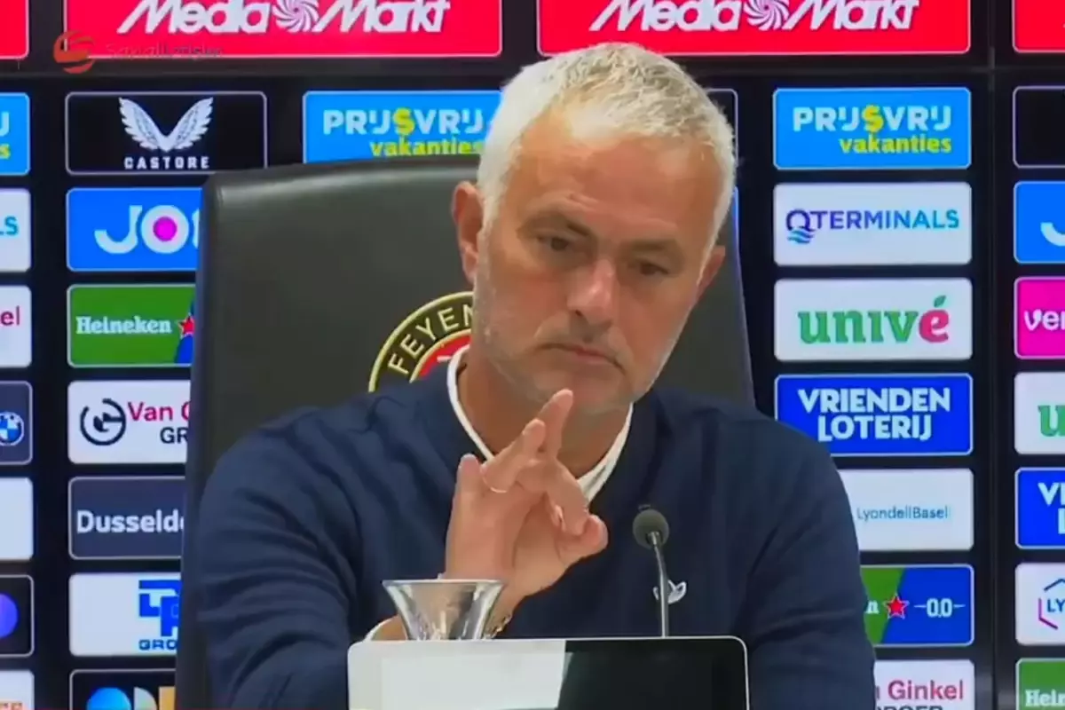 Jose Mourinho\'dan basın toplantısına damga vuran hareket