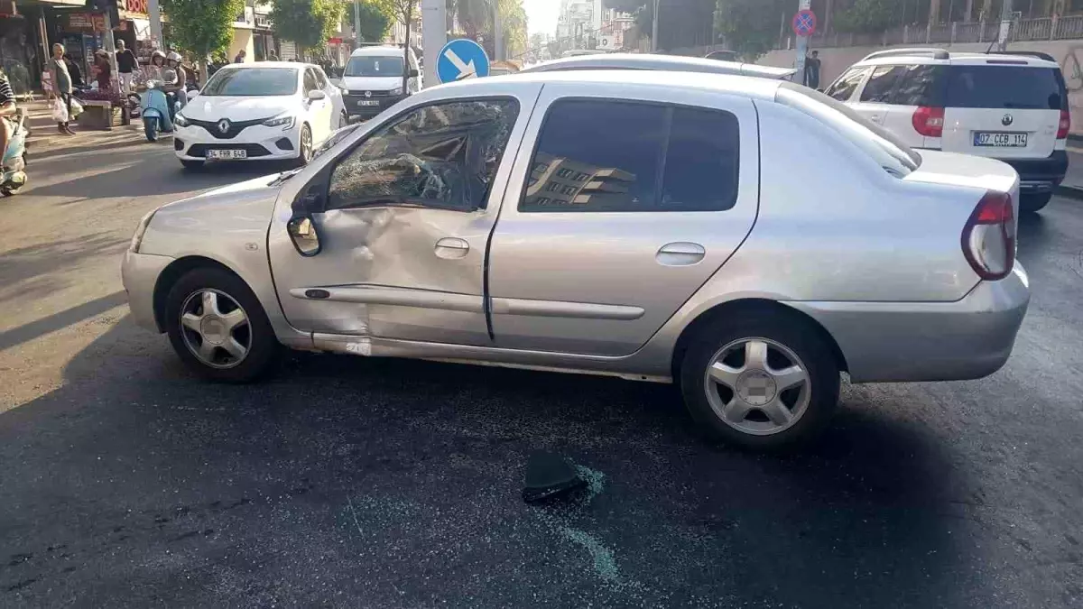 Antalya\'da Trafik Kazası: Motosiklet Sürücüsü Yaralandı