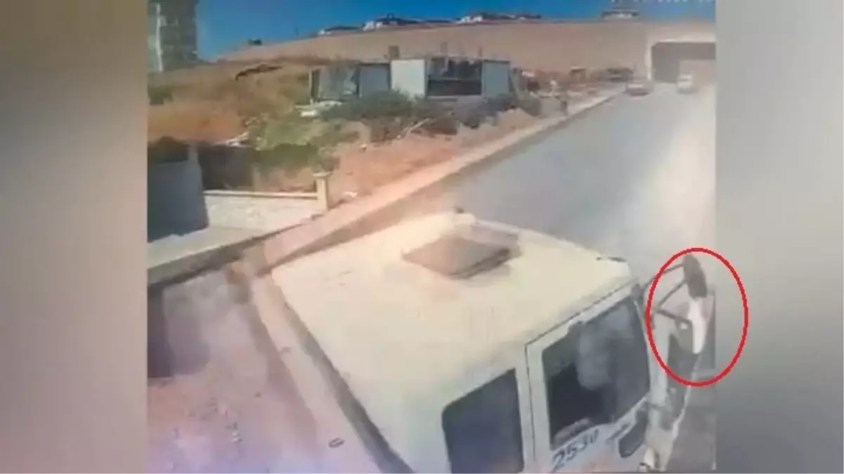 Kum Yüklü Kamyon Devrildi, Son Anda Kurtulma Anı Güvenlikte
