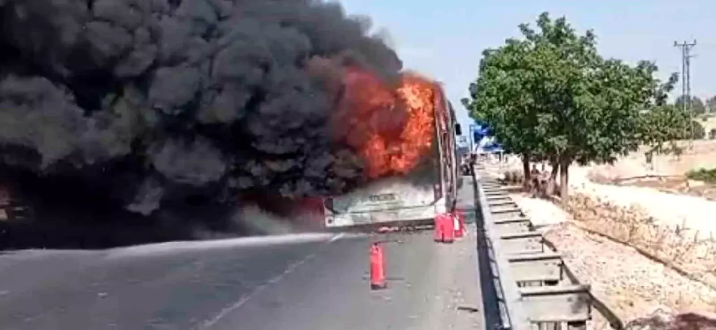 Şanlıurfa\'da Otobüs Yangını: Yolcular Kurtarıldı