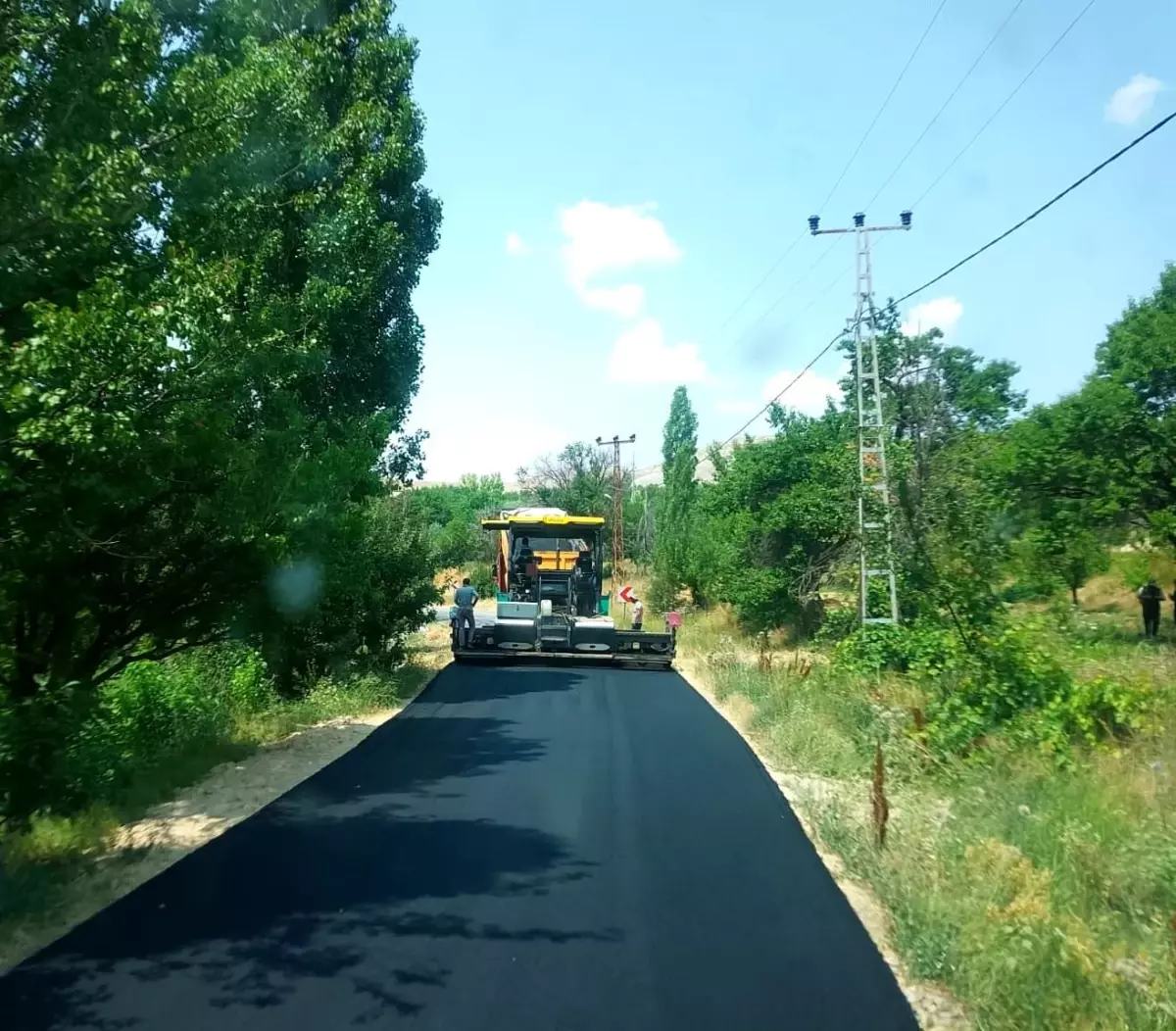Kayseri\'de Ganişeyh Mahallesi Yolu Sıcak Asfaltla Yenilendi