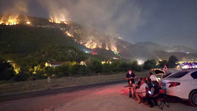 Karabük'te orman yangınını çay içerek izlediler
