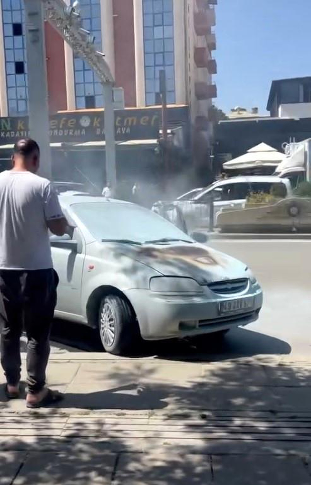 Muş\'ta Araç Yangınına Vatandaş Müdahalesi
