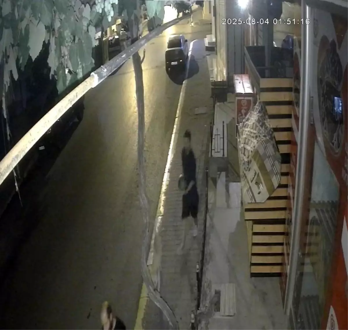 Bir garip hırsızlık! Markete her gece aynı saatte gelip rahat rahat alıp gidiyor